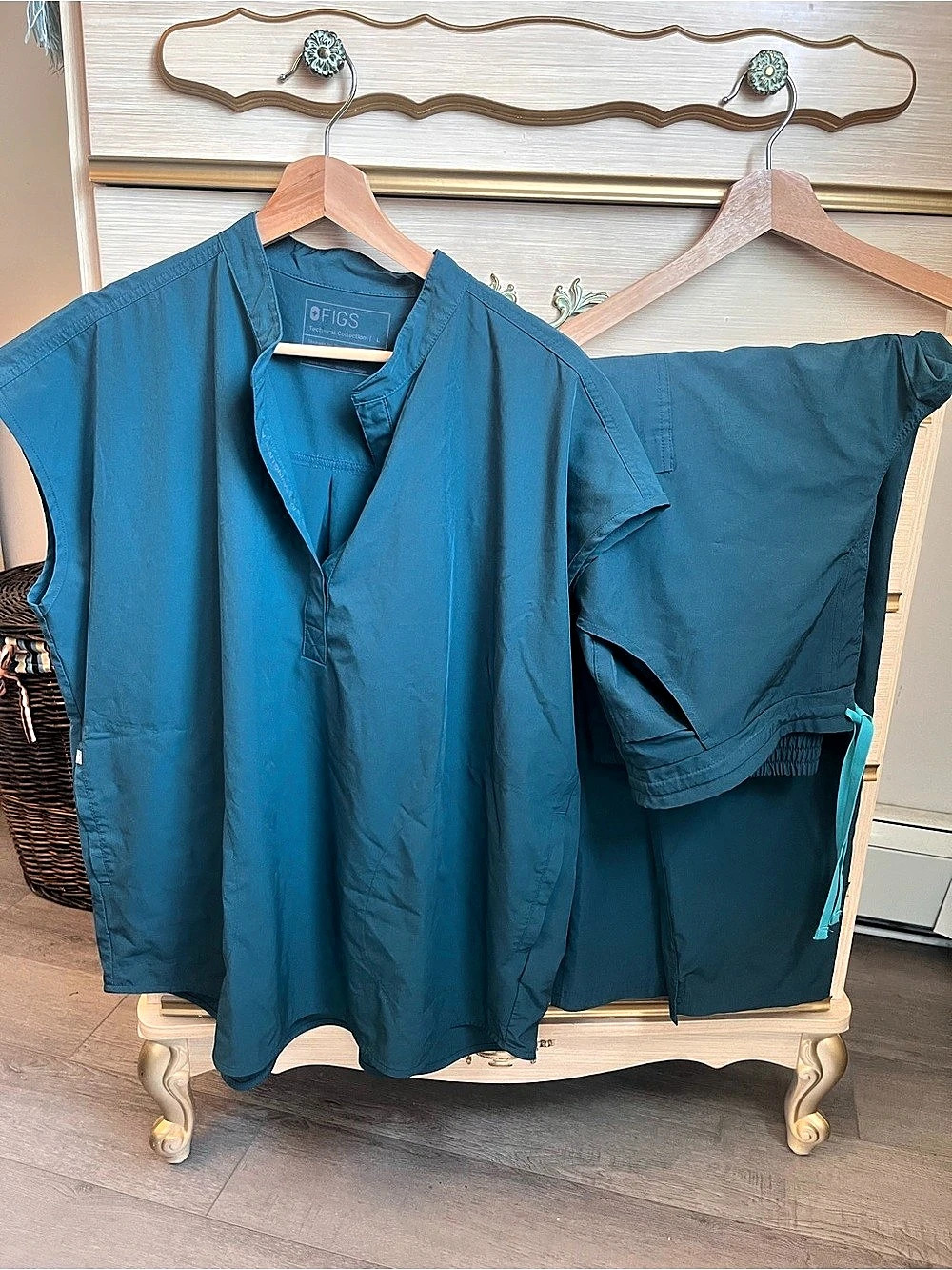 FIGS Technical Collection Scrub Set